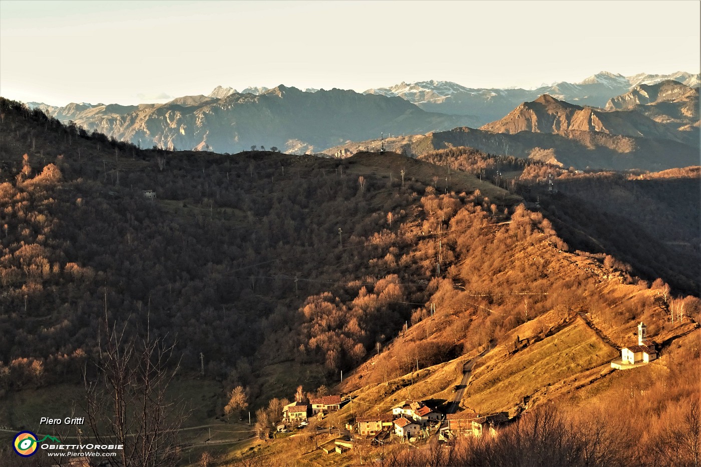 71 Ombre e colori del tramonto verso Salmezza e monti di Val Serina e Brembana.JPG